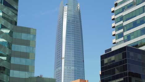 Inclinación-Hacia-Abajo-Del-Rascacielos-Del-Centro-Costanera-Rodeado-De-Edificios-Modernos-Durante-El-Día,-Santiago,-Chile