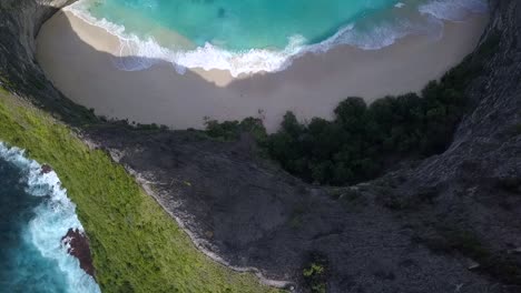 Magnífica-Vista-Aérea-Vuelo-Flotar-Alto-Vista-Aérea-Drone-Disparó-Gran-Ola-Playa-Intacta-De-Kelingking-En-Nusa-Penida-Bali-Indonesia-Parque-Jurásico