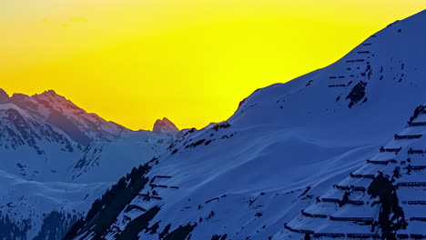 Panoramablick-Auf-Den-Berg-Mit-Dem-Rest-Seiner-Bergkette-Mit-Ziehenden-Wolken-Und-Sonne-Im-Hintergrund-Mit-Schatten