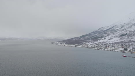 Neblige-Landschaft-Im-Kafjord-Mit-Wunderschönen-Schneebedeckten-Bergen-Und-Ruhigem-Meerblick---Luftaufnahme