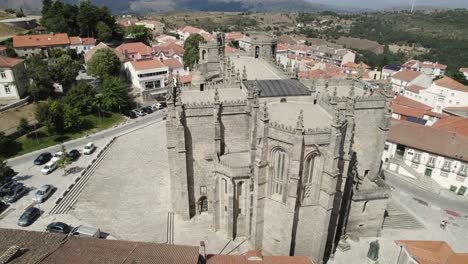 Eine-Faszinierende-Luftaufnahme-über-Der-Kathedrale-Von-Guarda-In-Portugal