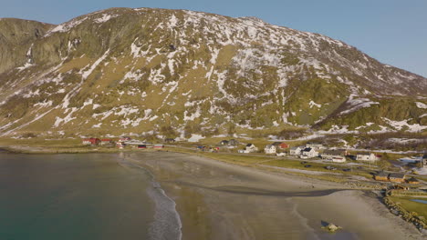Vista-Aérea-De-La-Playa-De-Lofoten-Kvalvika,-Paisaje-Natural-De-Noruega.
