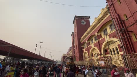 Vista-Ultra-Amplia-De-La-Estación-De-Tren-Howrah-Junction,-Bengala-Occidental,-India