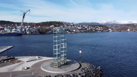 Skulptur-Kunstwerk-Storddora-Aus-Edelstahlwürfeln-Mit-Glas-Und-Rotierenden-Propellern-–-Luftaufnahme-Von-Leirvik,-Norwegen