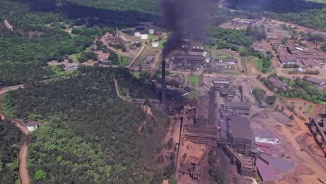 Luftaufnahme-Von-Dunklem,-Giftigem-Rauch,-Der-Aus-Dem-Stapel-Einer-Minenanlage-In-Der-Dominikanischen-Republik-Aufsteigt-–-Traurige-Umweltverschmutzung-Der-Erde