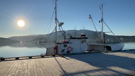 Vista-De-Un-Barco-Pesquero-En-El-Muelle-De-Fauske,-Norte-De-Escandinavia,-Noruega,-Día-Soleado