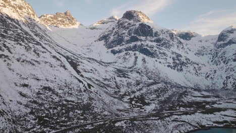 Increíble-Toma-Aérea-De-Montañas-Cubiertas-De-Nieve-En-Kvaloya,-Noruega