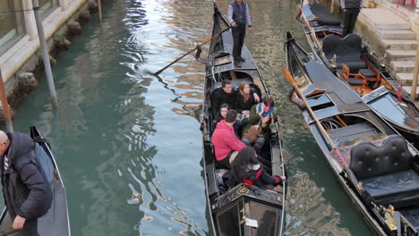 VENICE,-ITALY---SEPTEMBER-09,-2021:-peoples-In-gondola-on-the-canals-of-Venice-Italy
