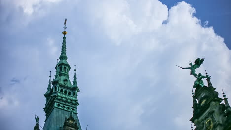 Blick-Auf-Die-Bewegung-Der-Wolken-über-Den-Mittelalterlichen-Gotischen-Türmen,-Einem-Beliebten-Touristenziel-In-Hamburg,-Deutschland-Im-Zeitraffer
