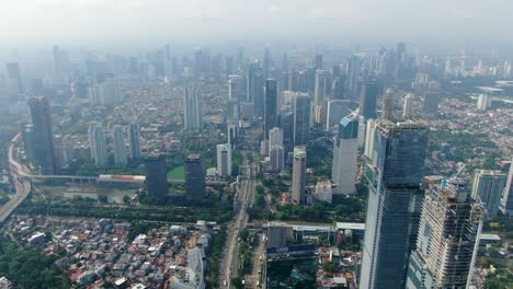 Drone-Volando-Sobre-Rascacielos-En-La-Capital-De-Yakarta,-Indonesia
