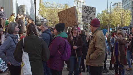 Demonstranten-Der-Extinction-Rebellion-Versammeln-Sich-In-Leeds-Vor-Dem-Rathaus,-Um-Gegen-Covid-Pässe-Und-Die-Arbeitsbedingungen-Des-NHS-Zu-Demonstrieren