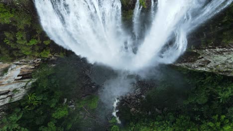 Einzigartige-Aussicht,-Wie-Man-Einen-Majestätischen-Wasserfall-Hinabstürzt,-Der-In-Ein-üppiges-Felsenbecken-Im-Tropischen-Regenwald-Mündet