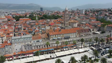 Aerial-drone-shot-of-the-saint-Domnius-Cathedral-and-vestibul-in-Diocletian's-Palace,-Split,-Croatia-at-daytime