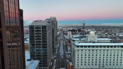 Tolle-Luftaufnahmen-Und-Atemberaubende-Morgenfarben-über-Der-North-Temple-Street-In-Der-Innenstadt-Von-Salt-Lake-City,-Utah-–-Vorwärtsbewegung