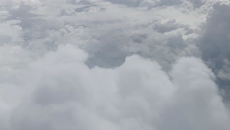 Kommerzielle-Passagierflugzeuge-Fliegen-Durch-Wolken.-Wolkenlandschaft