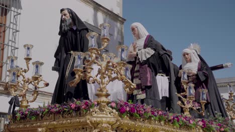 Estatuas-Religiosas-En-Carroza-De-Pascua-En-La-Procesión-De-Semana-Santa,-Detalle-De-Primer-Plano