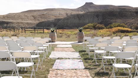 Aufbau-Einer-Kleinen-Hochzeitszeremonie-Im-Ländlichen-Wyoming-Mit-Hügeln-Im-Hintergrund-1080p-60fps