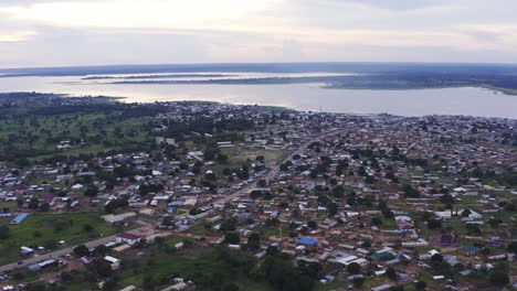 Stadt-Näher-Am-Fluss-In-Ghana