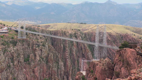 Puente-Royal-Gorge-En-Colorado-Con-Gente-Cruzando