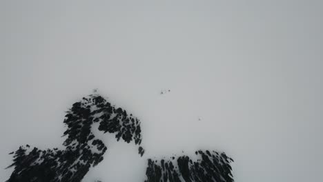 Wunderschöner-Drohnenschuss,-Der-über-Den-Zugefrorenen,-Schneebedeckten-See-Fliegt
