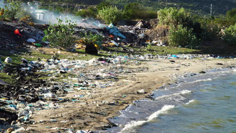 Orilla-De-La-Playa-Sucia-Y-Contaminada-Llena-De-Basura-Plástica-Del-Océano