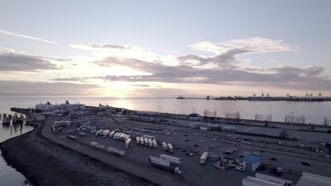 Luftaufnahme-Von-Lastwagen,-Die-Im-Tsawwassen-BC-Ferries-Terminal-Port-Vancouver-Kanada-Geparkt-Sind