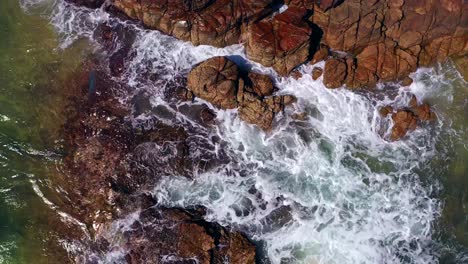 Vogelperspektive-Auf-Schäumende-Wellen,-Die-Auf-Küstenfelsen-Im-Noosa-Nationalpark,-Queensland,-Australien,-Krachen-–-Drohnenaufnahme-Aus-Der-Luft