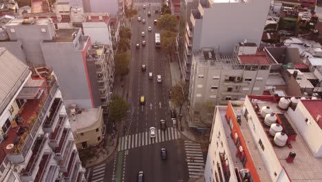 Luftaufnahme,-Die-Den-Verkehr-Auf-Der-Großen-Allee-In-Der-Argentinischen-Hauptstadt-Bei-Sonnenuntergang-Zeigt---Stadtstraße-Von-Buenos-Aires