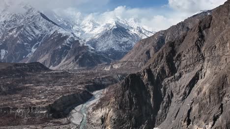 Gilgit-Baltistan,-Khunjerab-Pass,-Pakistan,-Eine-Neue-Grenze,-Alte-Seidenstraße-Mit-Neuem-Facelift,-Karakoram-Neue-Autobahn-Mit-Schneebedecktem-Berg-Im-Hintergrund