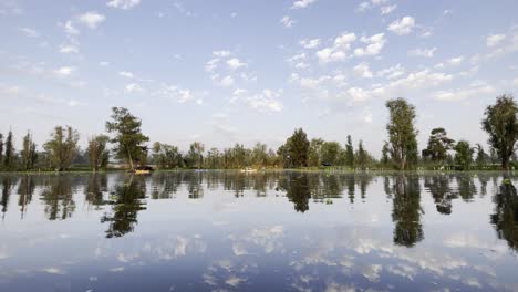 Wunderschöne-Wasserspiegelungen-In-Xochimilco,-Mexiko-Stadt---Zeitlupe-4k