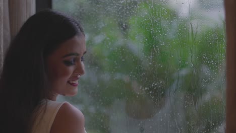 Junges-Glückliches-Mädchen,-Das-Die-Regenzeit-Genießt-Und-Aus-Dem-Fenster-In-Der-Stadt-Diu-In-Indien-Blickt
