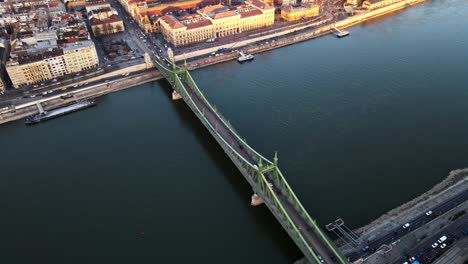 Straßenbahn-Fährt-über-Die-Freiheitsbrücke-In-Budapest,-Ungarn-Mit-Blick-Auf-Die-Donau,-4k-Drohnenaufnahme-Von-Oben-Nach-Unten-1