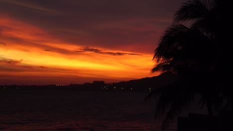 Malerischer,-Farbenfroher-Sonnenuntergang-Und-Sonnenaufgang-In-Tropischer-Umgebung-Mit-Palmen-Kokosnuss-Strand