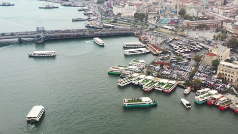 Puerto-De-Ferry-En-La-Costa-Del-Río-Bósforo-En-Karakoy,-Estambul,-Turquía,-En-Una-Mañana-Nublada-Mientras-Los-Ferries-Comienzan-A-Transportar-Turistas-Al-Otro-Lado