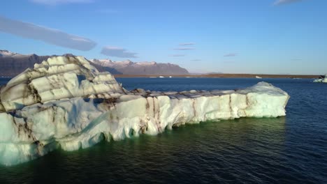 Témpanos-De-Hielo-En-El-Lago-Jokulsarlon-En-El-Parque-Nacional-Vatnajokull,-Islandia