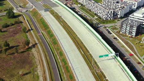 Autopista-Disparada-Por-Drones-Que-Muestra-Carriles-Con-Túneles-Y-Viaductos-Fuera-De-La-Ciudad-De-Varsovia,-Polonia
