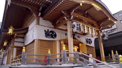 Tokio,-Japan-Ca.-April-2020:-Betende-Frau-Am-Traditionellen-Japanischen-Schrein,-Wunderschönes-Kunsthandwerkliches-Dach-Mit-Papierlaternen,-In-Friedlicher-Annäherung,-Am-Frühlingsabend,-Tag,-Nach-Unten-Geneigt