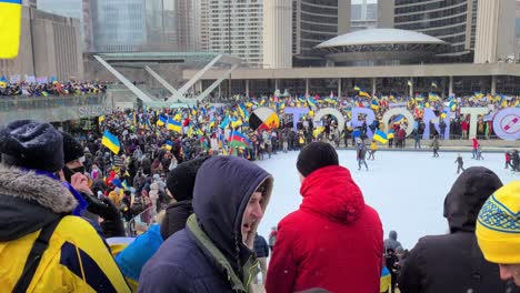 Concurrida-Plaza-Nathan-Philips-En-Una-Manifestación-Pro-Ucraniana-Contra-La-Invasión-Rusa-De-Ucrania,-Toronto