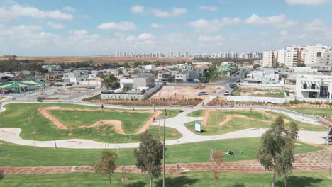 Área-De-Juegos-Para-Patinar-Tomada-Desde-Arriba-Con-Ciclistas-En-La-Ciudad-Del-Distrito-Sur-De-Israel,-Nombrada-Por-Netivot