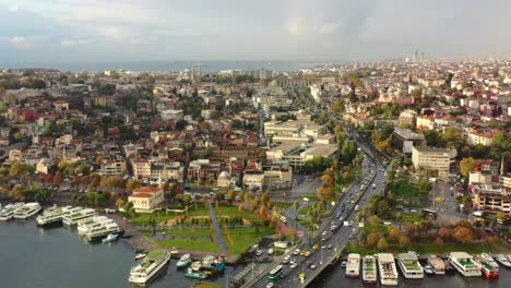 Große-Luftaufnahme-Eines-Farbenfrohen-Und-Lebendigen-Morgensonnenaufgangs-In-Istanbul,-Türkei,-Nach-Einem-Frühen-Regenschauer,-Während-Autos-Und-Busse-Die-Atatürk-Brücke-überqueren