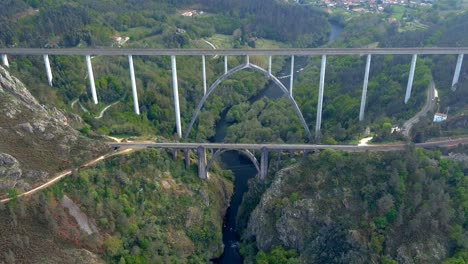 Vista-Aérea-Por-Drones-De-Puentes-Ferroviarios-Antiguos-Y-Nuevos-Sobre-El-Río-Ulla-En-Galicia