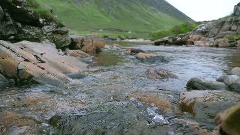 Natürliches-Wasser-Fließt-Durch-Felsen-Im-Hochland