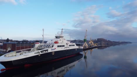 El-Ferry-Fjord1-Mf-Bergensfjord-Impulsado-Por-GNL-Está-Al-Lado-De-Sandnes,-Noruega:-Antena-Que-Muestra-El-Exterior-Completo-Y-El-Costado-Del-Barco-Durante-La-Hermosa-Mañana