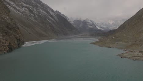 Luftflug-über-Ruhigem-Wasser-Des-Attabad-Sees-Im-Hunza-Tal