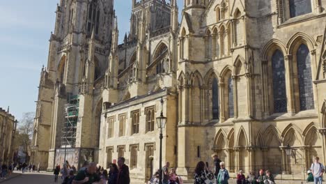 Toma-Panorámica-De-La-Catedral-De-York-Con-Turistas-Y-Curiosos-En-La-Ciudad-Medieval-De-York,-Reino-Unido,-Inglaterra-En-Un-Día-Soleado