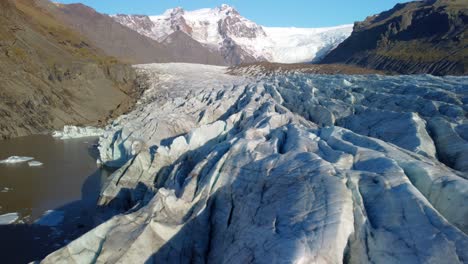 Vista-Aérea-Del-Glaciar-En-Islandia,-Hermoso-Paisaje-Natural,-Volando-Sobre-Hielo-Azul-En-Las-Montañas