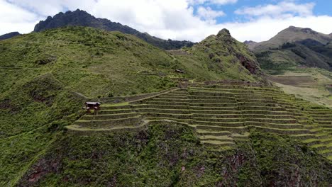 Impresionante-Campo-De-Terraza-Inca-En-El-Valle-Sagrado-Con-Sitios-Antiguos-En-Pisac-En-Cusco,-Perú