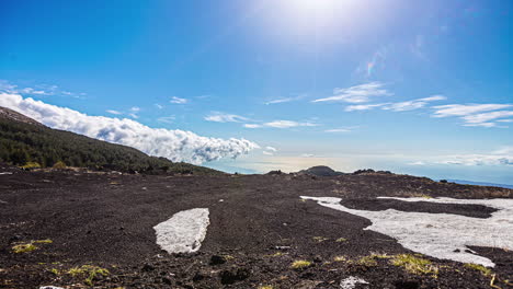 Vista-Estática-Sobre-El-Cráter-Sureste-Del-Etna-Con-Pocos-Parches-De-Nieve-Restantes-De-La-Temporada-De-Invierno.