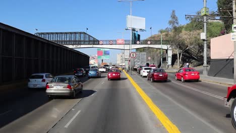 Verkehr-Auf-Der-Autobahn-Am-Morgen-In-Mexiko-Stadt,-Handheld