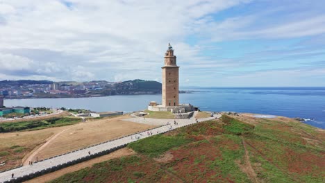 Luftaufnahmen,-Die-Um-Den-Herkulesturm-Kreisen-Und-Die-Atlantikküste-Von-La-Coruña-Freigeben